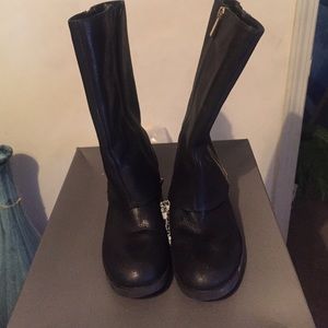 ◼️ Unique black Vince Camuto cuffed zipped boots◼️