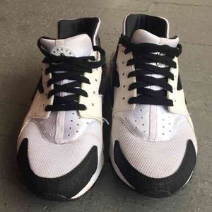 Black & White Nike Hurraches