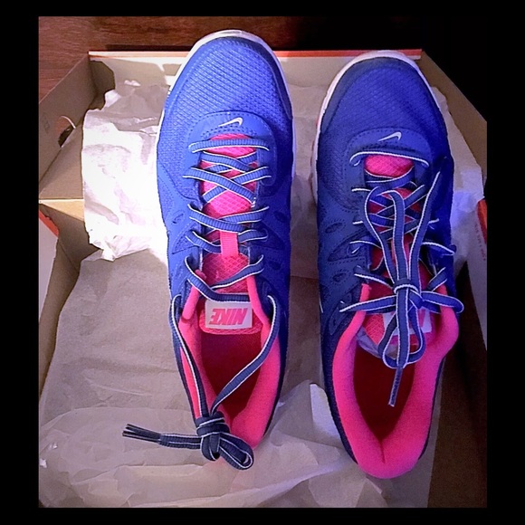 Nike Revolution2 Blue/ Pink Running Shoe Sz8 US 🎀