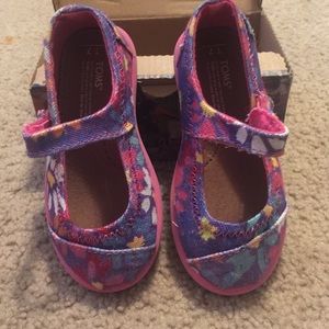 Tiny size 7 Toms Mary Jane in daisy pattern.