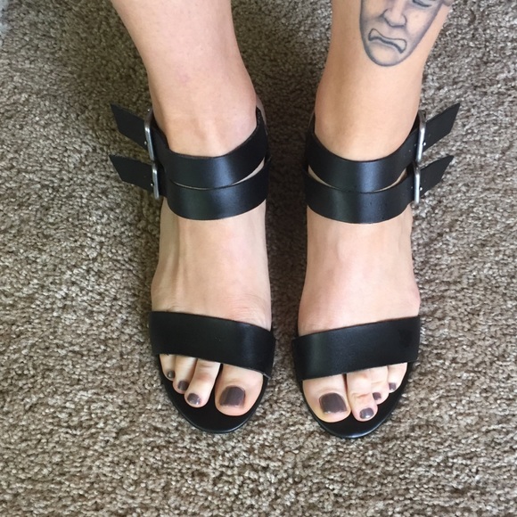 Lucky brand leather  blk buckle sandals size 9