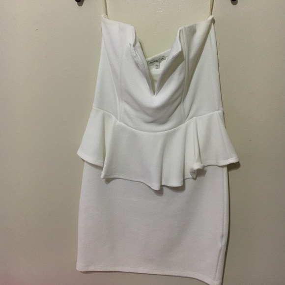 White strapless v neck front, peplum style dress✨