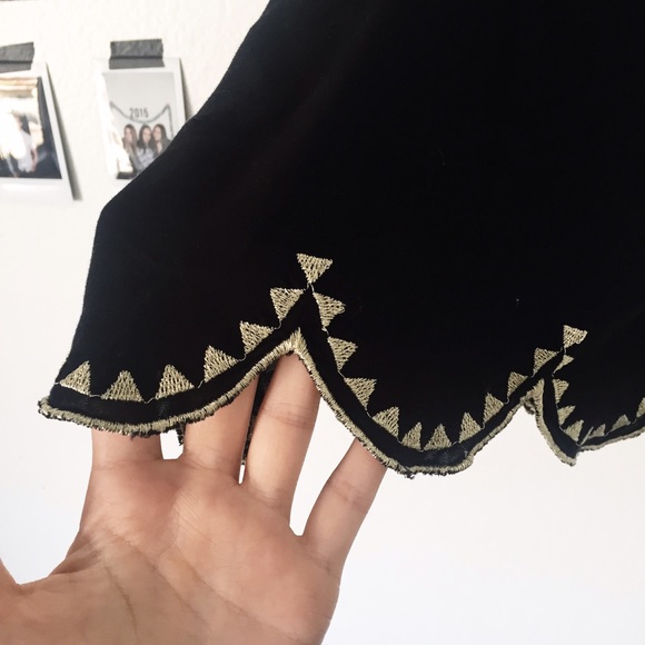 ❌ SOLD ❌ Black & Gold Scalloped Tank - Picture 3 of 4