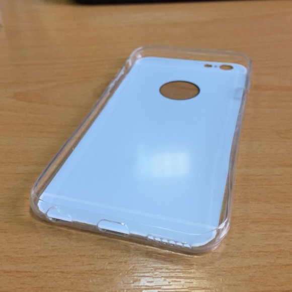 ✨RESTOCK✨ Silver Mirrored iPhone Case - Picture 3 of 4