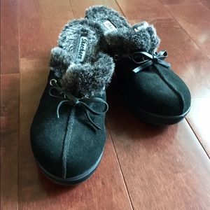 Skechers black heeled fur-lined clogs