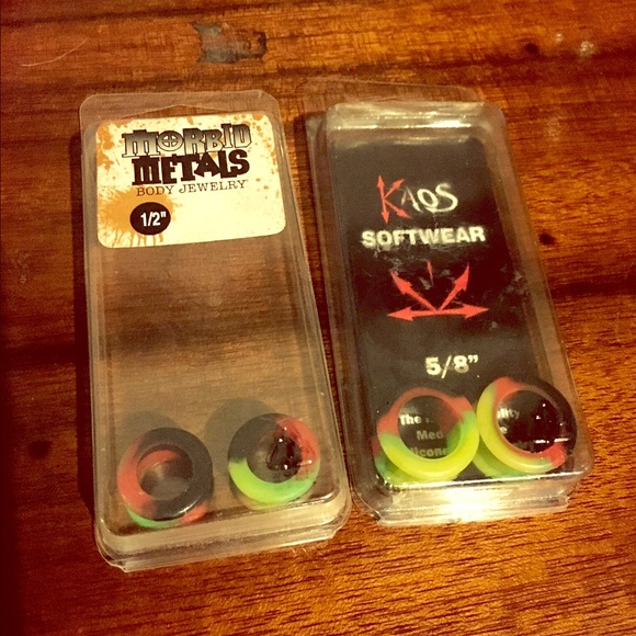1/2 and 5/8 rasta stretching plugs