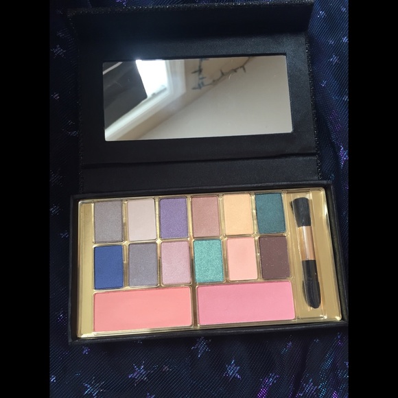 Elizabeth Arden 12 shadows 2 blush palette