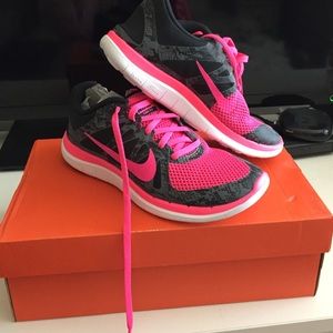 Brand new Women's NIKE Free 4.0 size 8!!