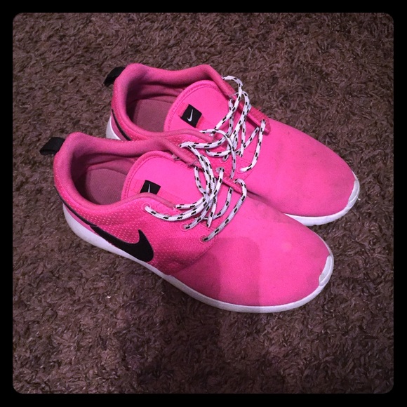Women's 6 Nike Roshe runs