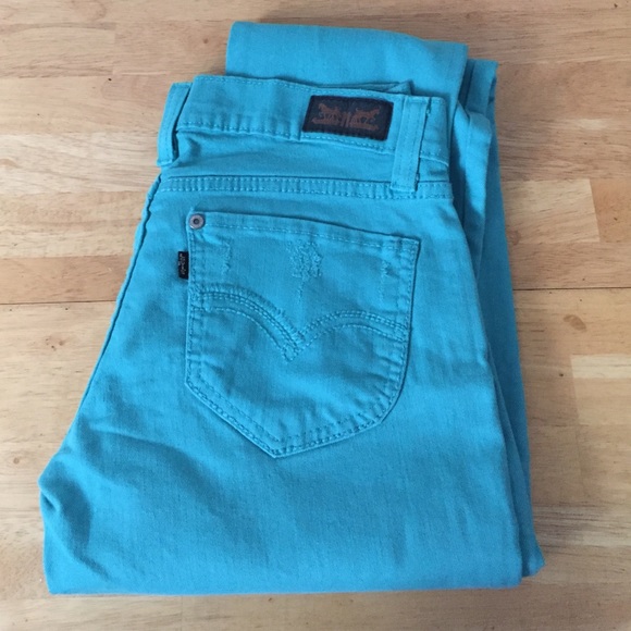 Light blue levi jeans