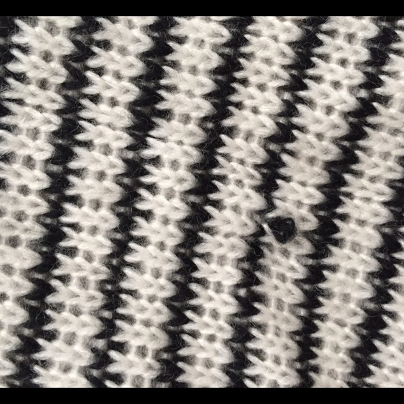 Black and white knitted hi-lo sweater - Picture 3 of 4