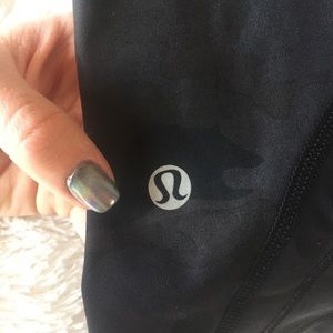 Lululemon Dark Camo Capri leggings Size 8