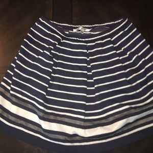 Max studio gray white and navy blue skirt