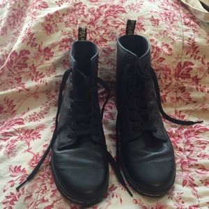 Black Dr. Marten Leather Shoreditch Boots 🌙