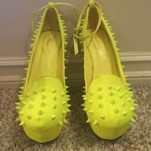 Yellow spiked wedges