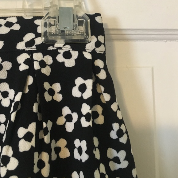 Black and white floral skater skirt - Picture 2 of 4