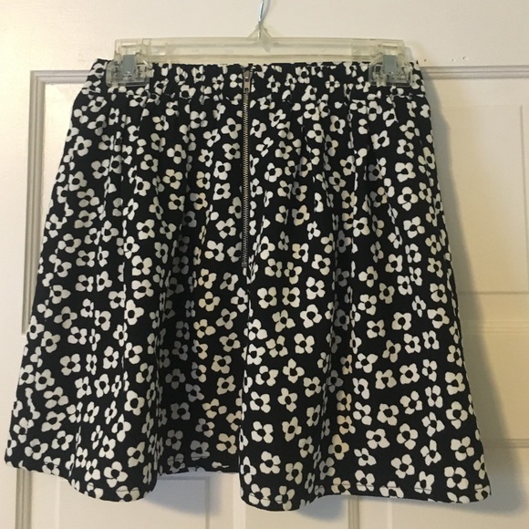 Black and white floral skater skirt - Picture 3 of 4