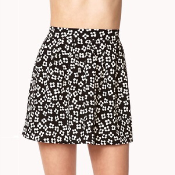 Black and white floral skater skirt - Picture 4 of 4