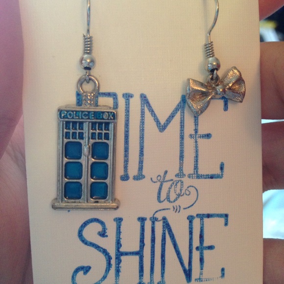 Handmade Doctor who earrings- TARDIS & bow tie