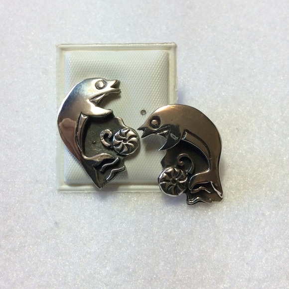 ❤️ $18 Blue Buddha Sterling Dolphin Earrings - Picture 1 of 2
