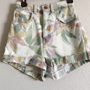 Tropical shorts 🍑