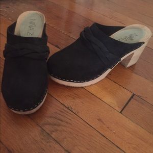 Black Clogs in the style of Swedish Hasbeens