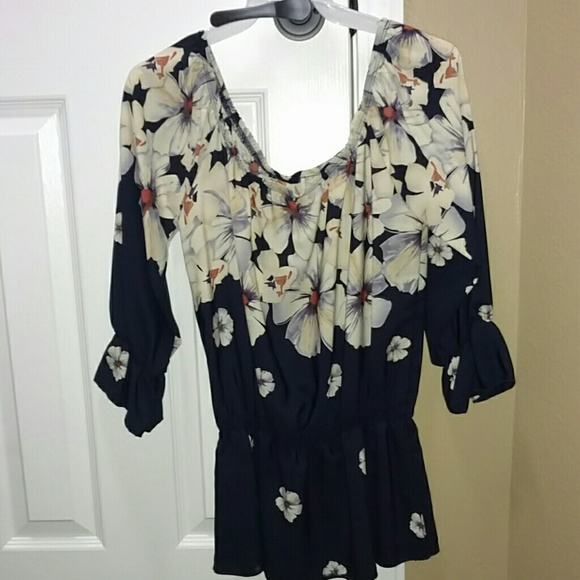 Last One *HP * Off the Shoulder Blouse - Picture 4 of 4