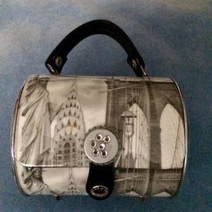 Prezzo Artsy Cylinder shaped NYC bag 🏙🌇