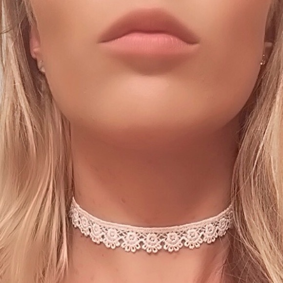 White choker neckless