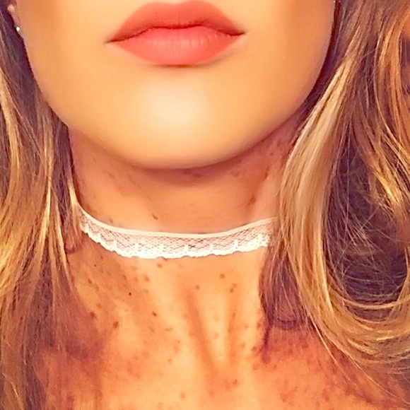 White choker necklece