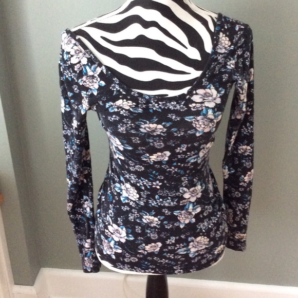 Floral scoop neck long sleeve shirt