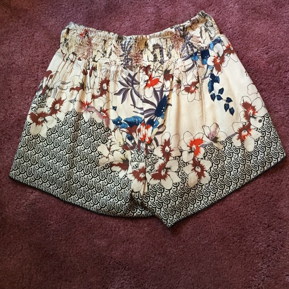 🌟 Printed Flowy Shorts - Picture 2 of 2