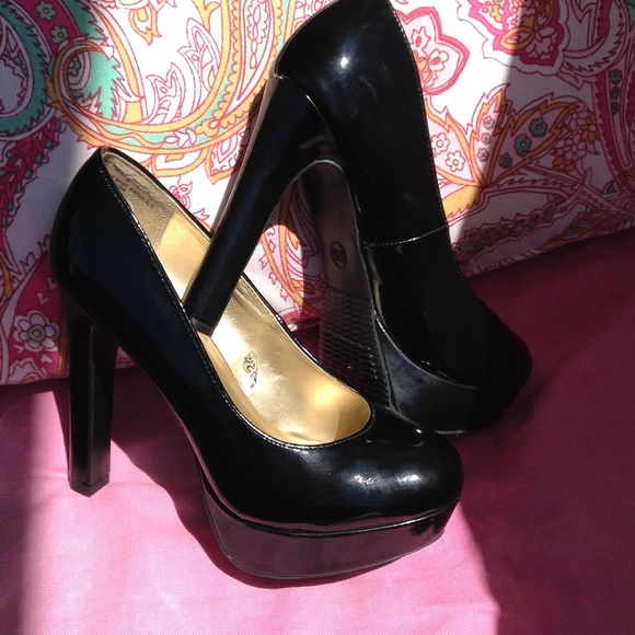 Shiny black heels - Picture 2 of 4
