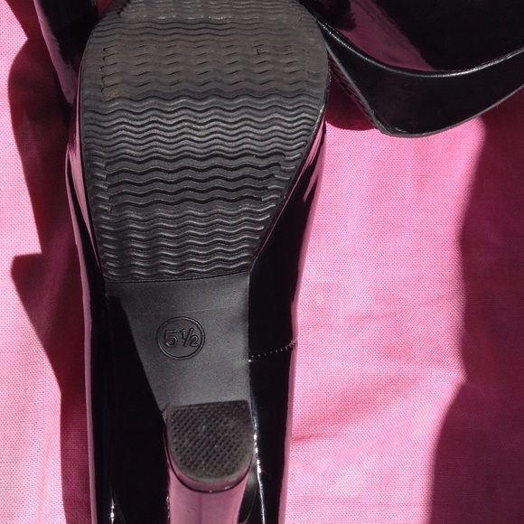 Shiny black heels - Picture 3 of 4