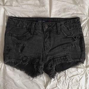 BLACK DISTRESSED SHORTS (SIZE 26)