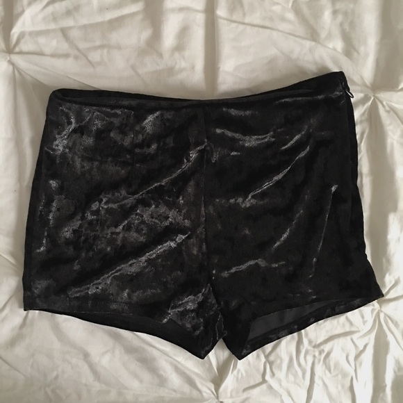 HIGH WAISTED GLAMOUR SHORTS (SIZE S/M)