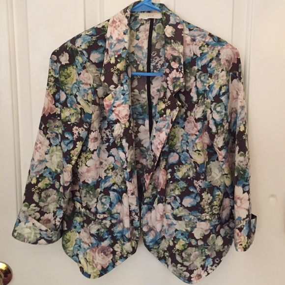 🌟 Flowy Floral Blazer - Picture 2 of 3