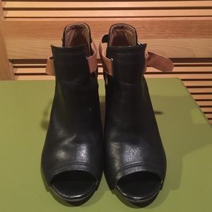 Clarks Artisan Soft Leather buckle peep toe heel.