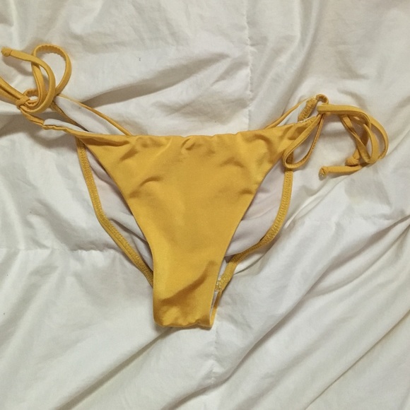Cheeky yellow bottoms