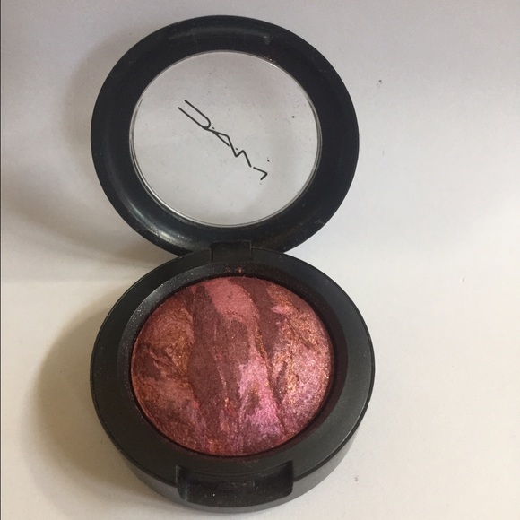 MAC limited edition Mineralize Eyeshadow:Lovestone