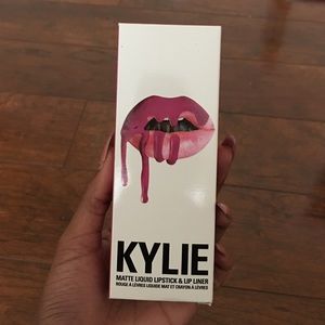 Kylie lipkit (poise k)