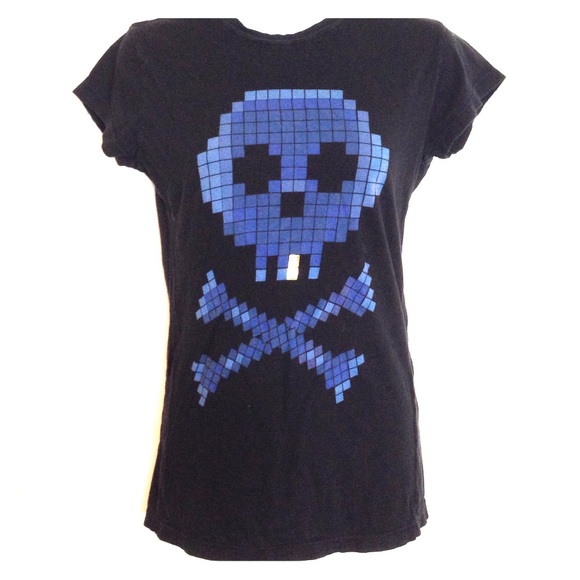Skull and crossbones tee