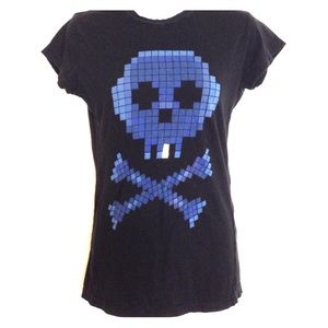 Skull and crossbones tee