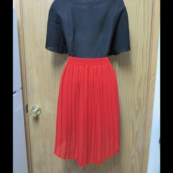 Chic Red Semi High Low Pleated Skirt W/Ribbon Belt - Picture 4 of 4