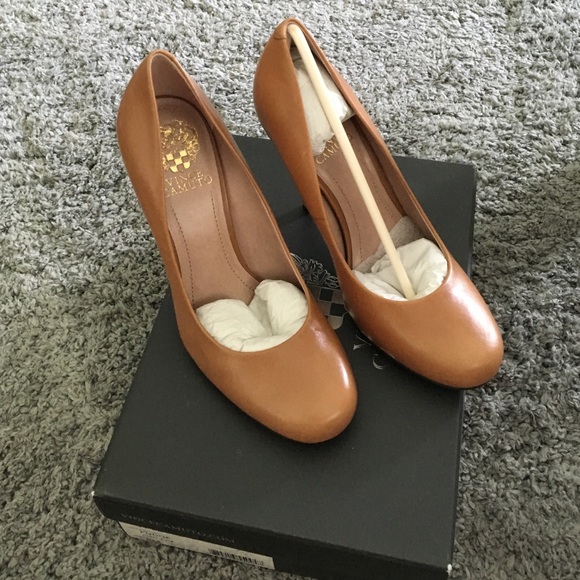 NEW never worn Vince camuto tan pumps
