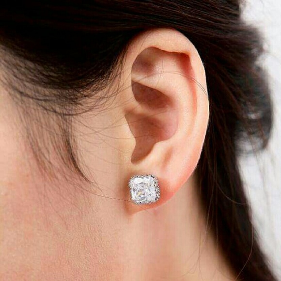 25% off Bundles! Austrian Crystal Earrings - Picture 1 of 2