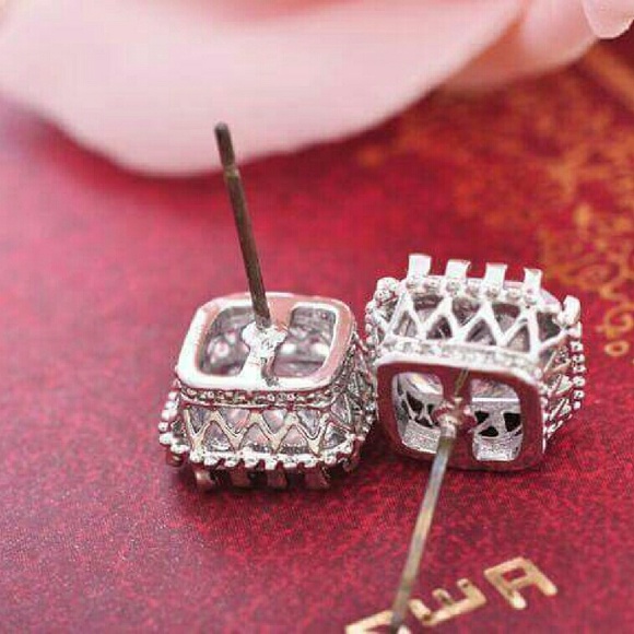 25% off Bundles! Austrian Crystal Earrings - Picture 2 of 2