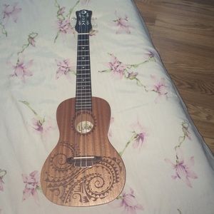 Ukulele (handcarved)
