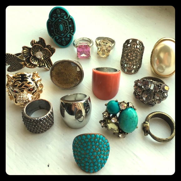 HUGE lot of costume jewelry rings!