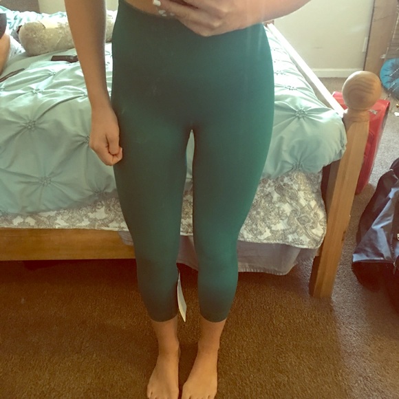 Lululemon crops NWT